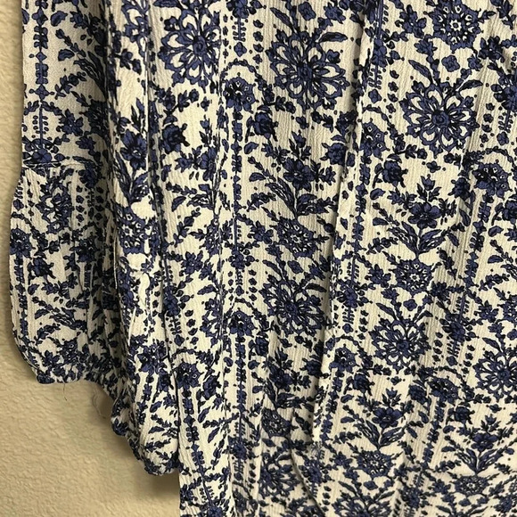 Monday Fun Women Lightweight Patterned Blue Blouse Size Medium - Picture 3 of 7
